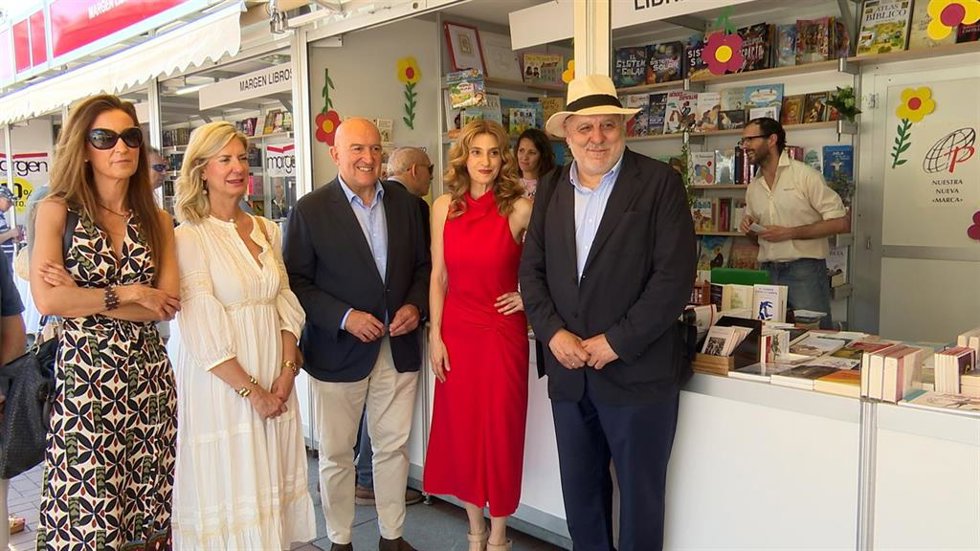 El alcalde de Valladolid, Jesús Julio Carnero (en el centro), acompañado por la concejal de Educación y Cultura del Ayuntamiento, Irene Carvajal; la viceconsejera de Acción Cultural en funciones, Mar Sancho; y, a la derecha, el director José Luis López.