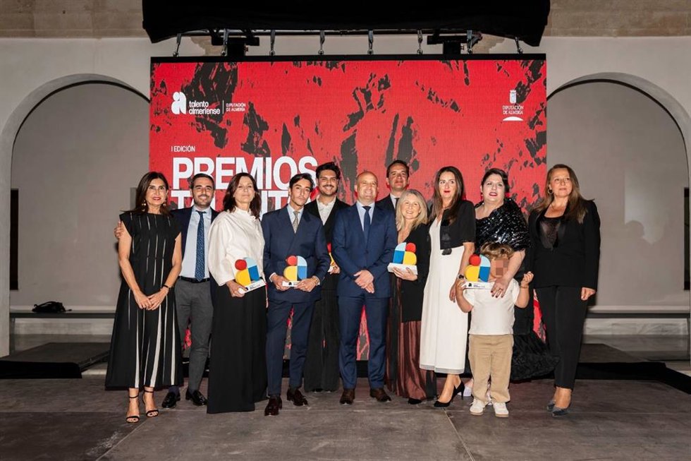 Foto de familia de los galardonados en la primera edición de los premios 'Talento Almeriense', celebrada en el Murec en el marco de SIMA 41.