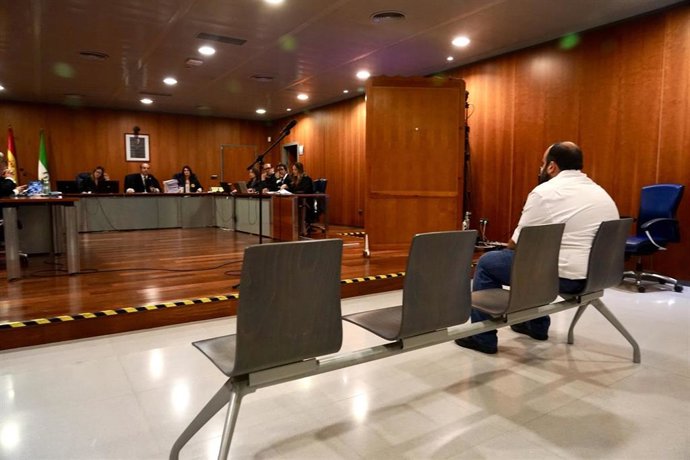 El cura acusado presuntamente de abusar de varias mujeres en el banquillo de los acusados, durante la celebración del juicio. 