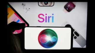 Archivo - January 3, 2025: Stuttgart, Germany - 05-24-2024: Person holding cellphone with logo of digital assistant software Siri (Apple Inc.) in front of business webpage. Focus on phone display. Unmodified photo.