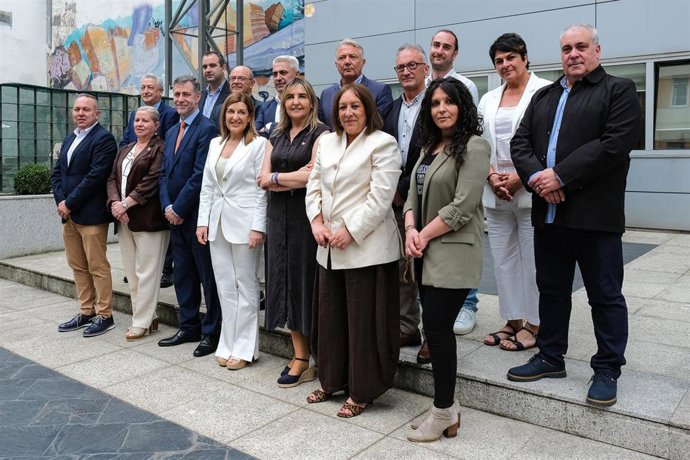 La presidenta de Cantabria ha mantenido un encuentro con los 11 alcaldes de los municipios gallegos por donde discurren el Camino Francés y el Lebaniego