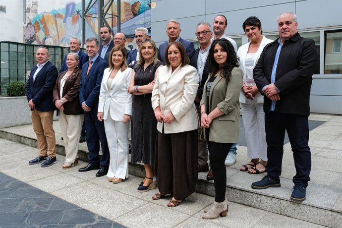 La presidenta de Cantabria ha mantenido un encuentro con los 11 alcaldes de los municipios gallegos por donde discurren el Camino Francés y el Lebaniego