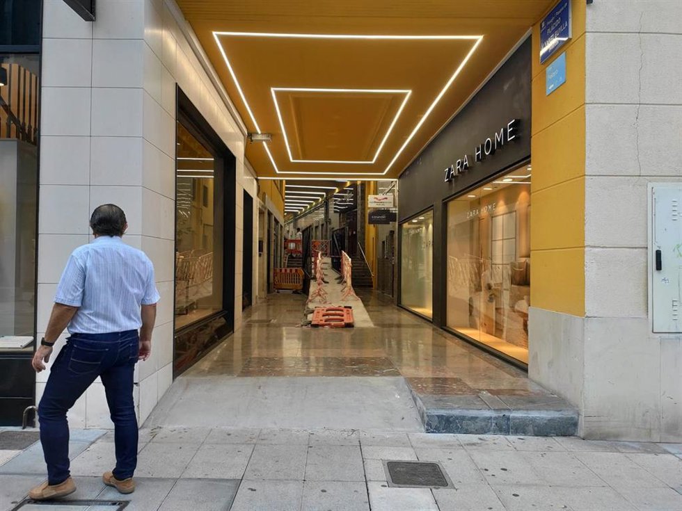 Archivo - Obras en el pasaje de Plácido Álvarez-Buylla, que une las calles Uría y Pelayo en el centro de Oviedo.