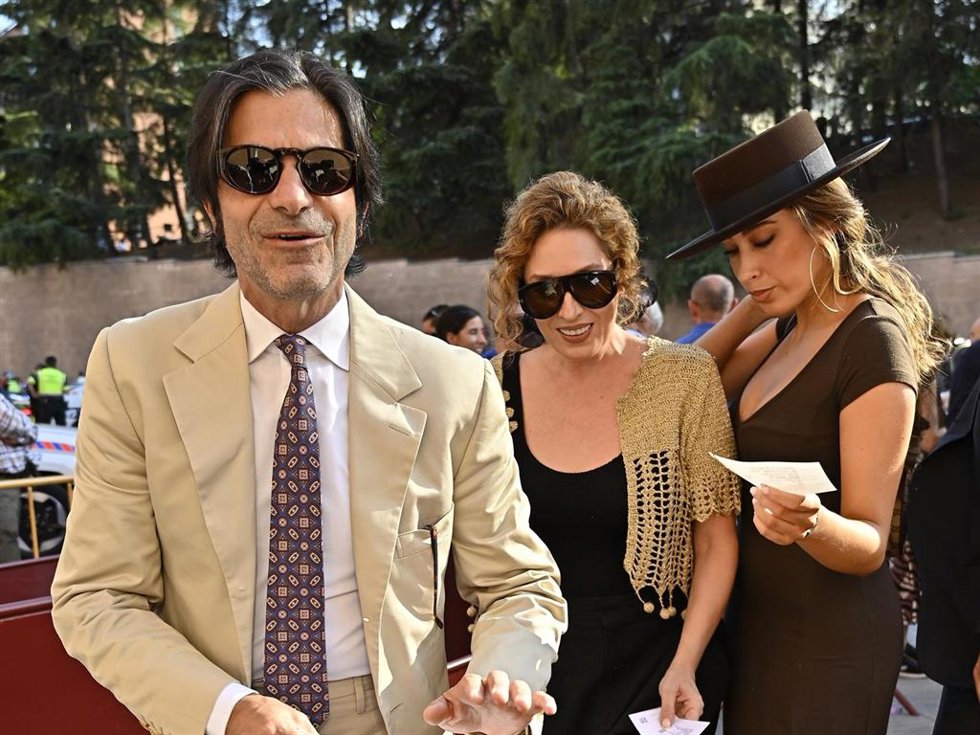 Javier Conde y Estrella Morente con su hija Estrella entran en la plaza de toros de las Ventas para asistir a la corrida de la prensa, a 28 de mayo de 2026