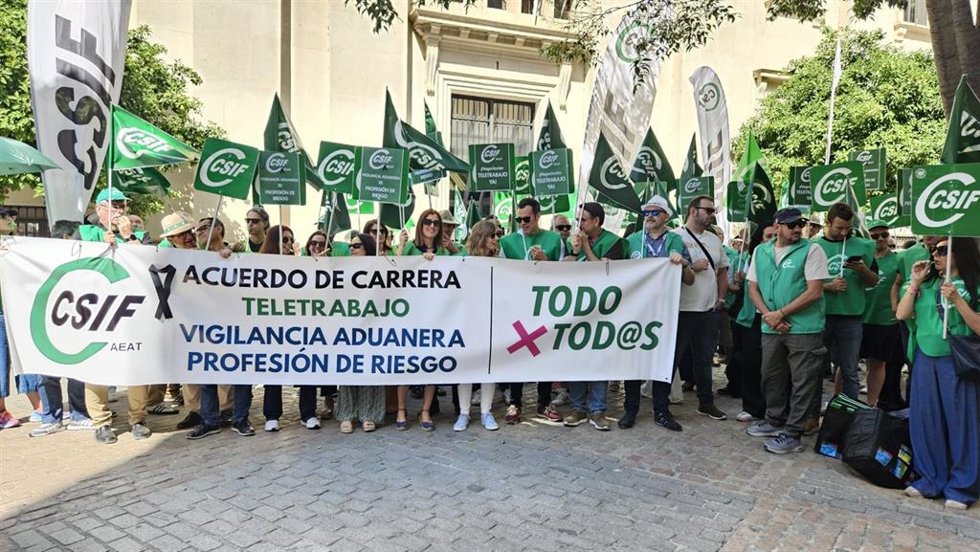 Imagen de la concentración de trabajadores de la Agencia Tributaria en Sevilla.