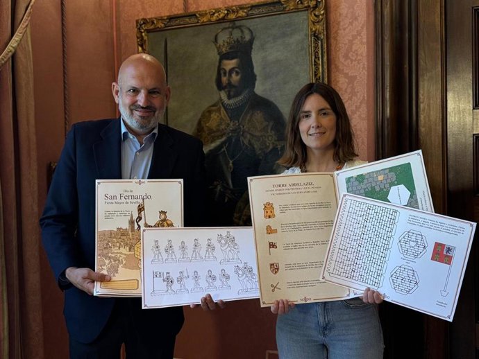 Manuel Alés y Blanca Gastalver, con los cómics distribuidos en colegios para acercar la figura de San Fernando y afianzar el 30 de mayo como Fiesta Mayor de la ciudad