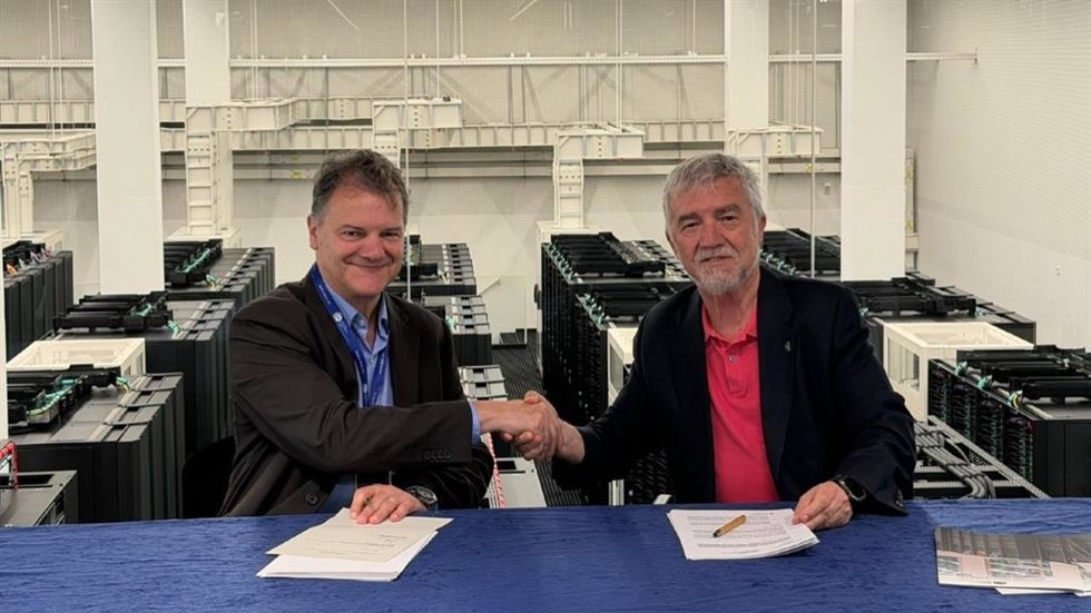 El director de la ACA, Josep Lluís Armenter, y el director del BSC-CNS, Mateo Valero, firman un acuerdo de colaboración para mejorar la gestión del riesgo de inundaciones