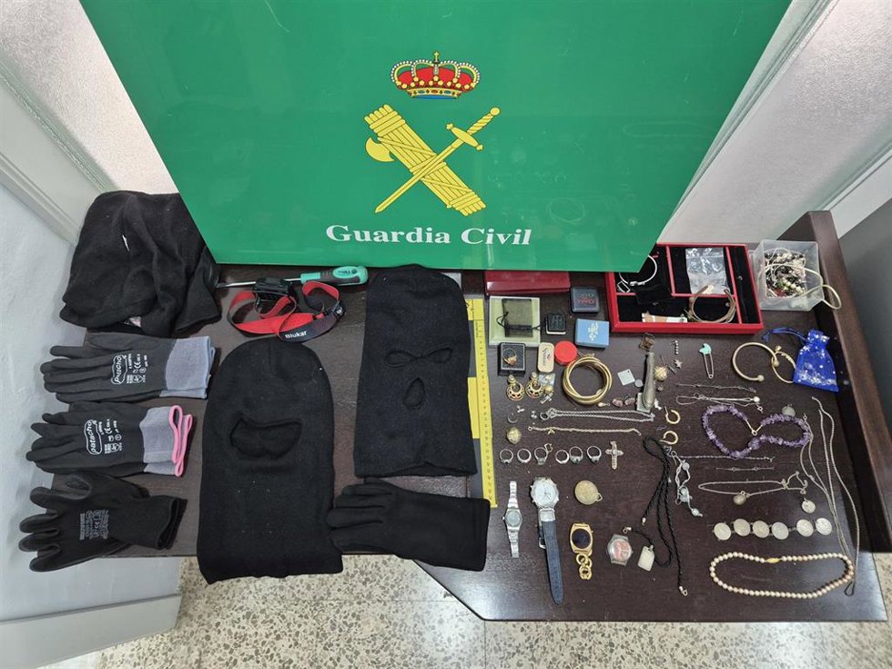Guardia Civil detiene a cuatro personas por su implicación en una veintena de robos en viviendas en Mallorca.