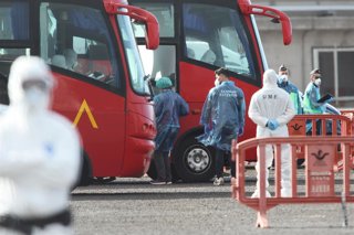 Los ciudadanos españoles evacuados del crucero MV Hondius fondeado cerca del puerto de Granadilla suben a los autocares de la UME, a 10 de mayo de 2026, en Granadilla de Abona, Tenerife, Islas Canarias (España). 