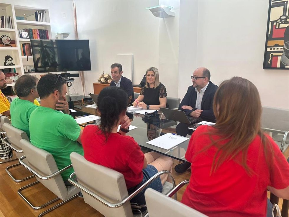La consellera de Educación,  Carmen Ortí, (c), recibe a representantes de los sindicatos STEPV, CCOO y UGT.