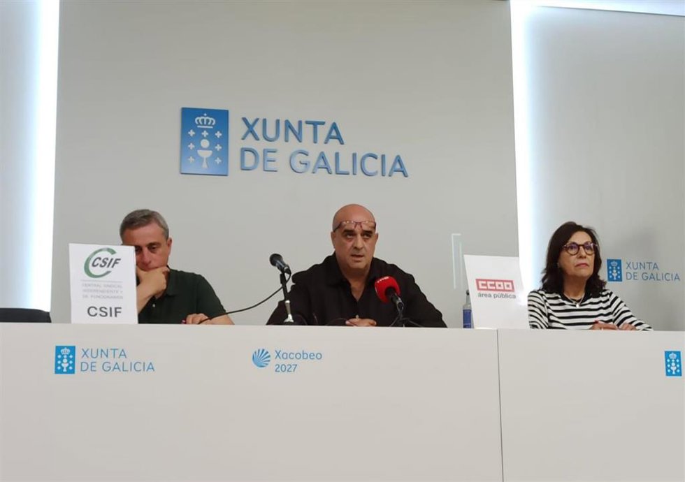Juan Carlos Rivas (CSIF), Javier Lareu (CC.OO.) y Delia Irene Martínez (UGT)