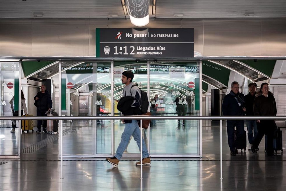 Archivo - Viajeros en la estación de Madrid-Puerta de Atocha-Almudena Grandes, a 17 de febrero de 2026, en Madrid (España). 