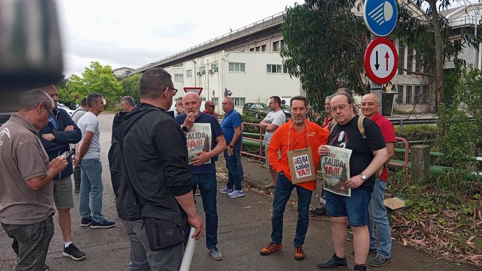 Protesta de trabajadores de ArcerlorMittal nacidos en los años 1963 y 1964, apoyados por los sindicatos  CC.OO., CSI y ACIAA, cortan los accesos a las oficinas principales de la compañía en Avilés.