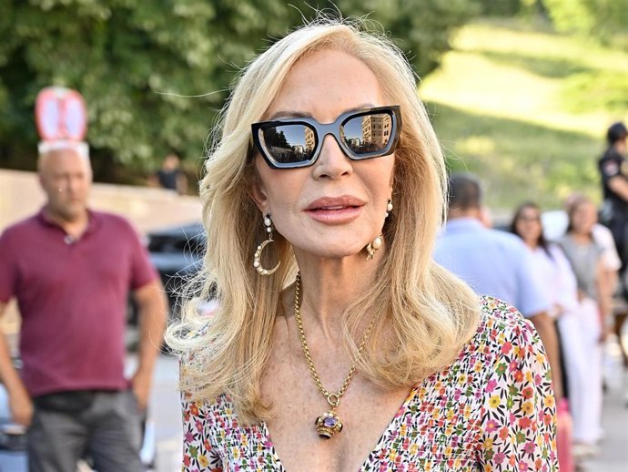 Carmen Lomana entra en la plaza de toros de las Ventas para asistir a la corrida de la prensa, a 28 de mayo de 2026, en Madrid