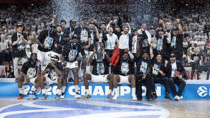 El JL Bourg celebra la consecución de la EuroCup 2025-2026