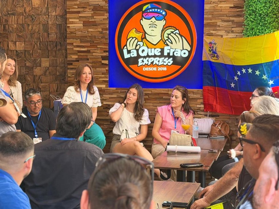 La presidenta del PP de Málaga, Patricia Navarro, durante una reunión con una treintena de empresarios venezolanos en la provincia