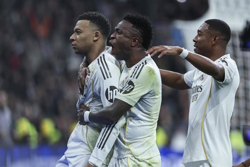 Archivo - Kylian Mbappé y Vinícius celebran un gol en un partido del Real Madrid