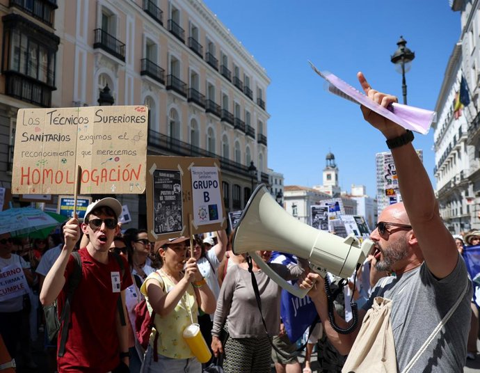 Manifestantes durante uma manifestação de Técnicos Superiores de Saúde (TSS) em frente ao Ministério da Fazenda, em 29 de maio de 2026, em Madri (Espanha). A manifestação foi organizada para exigir que o Ministério da Fazenda desbloqueie a reclassificação
