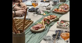 Ni brunch ni tardeo: el secreto mejor guardado de Madrid para comer pasta y diseñar tu propia joyería