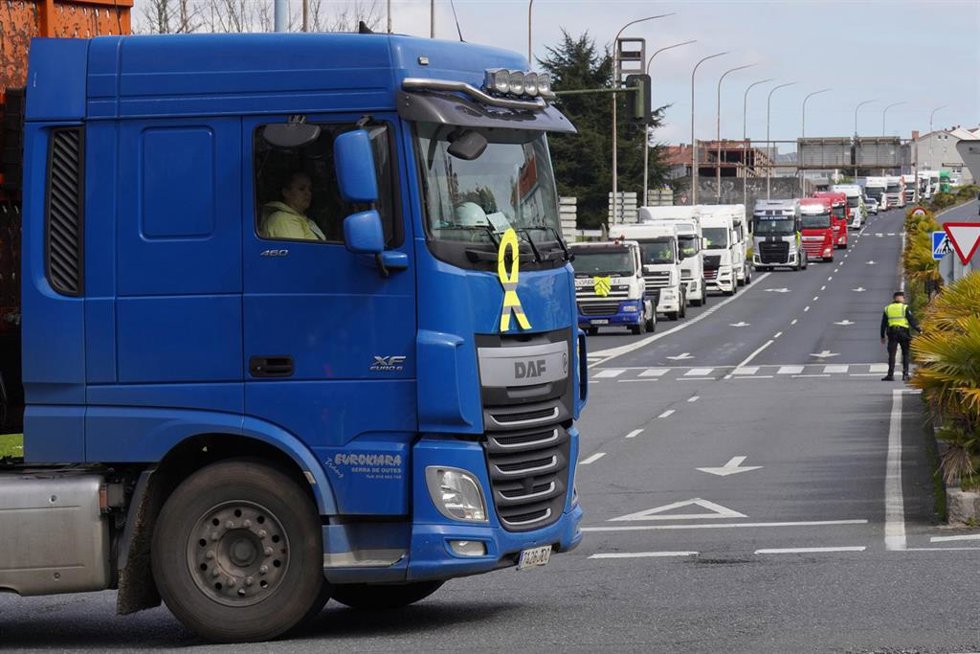 Archivo - Decenas de camiones circulan en una marcha por la N-550, durante el octavo día de paro indefinido en el sector del transporte, a 21 de marzo de 2022, en Santiago de Compostela, A Coruña, Galicia (España).