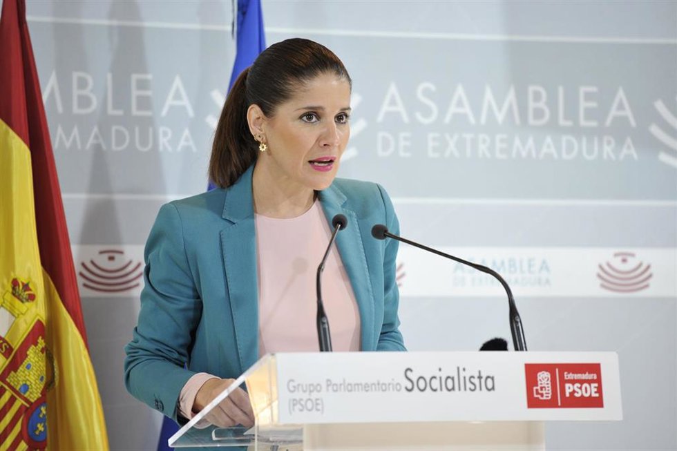 La portavoz del Grupo Socialista en la Asamblea de Extremadura, Isabel Gil Rosiña, en rueda de prensa