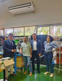 El delegado territorial de Desarrollo Educativo y Formación Profesional, José Ángel Aparicio, en uno de los centros escolares de Jerez donde se ha instalado aire acondicionado.