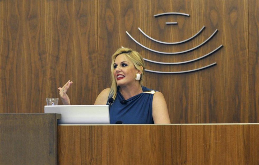 La consejera de Hacienda, Elena Manzano, en la presentación en rueda de prensa de los PGEx 2026 tras su registro en la Asamblea