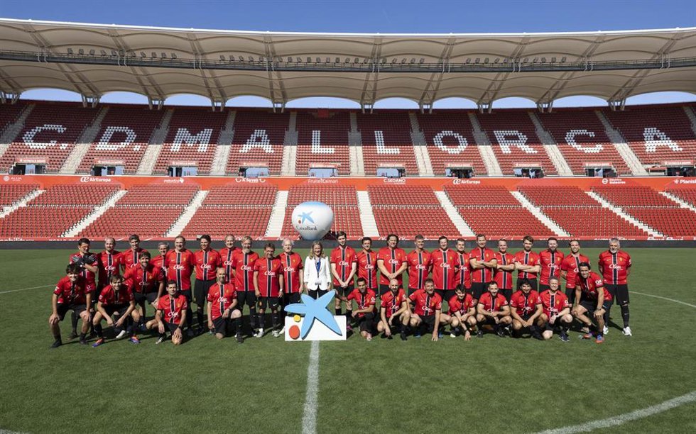 CaixaBank convierte en jugadores profesionales por un día a 38 aficionados del RCD Mallorca.