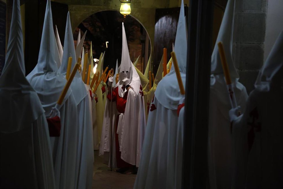 Archivo - Varios cofrades procesión del Cristo de la Sangre, en una foto de archivo.