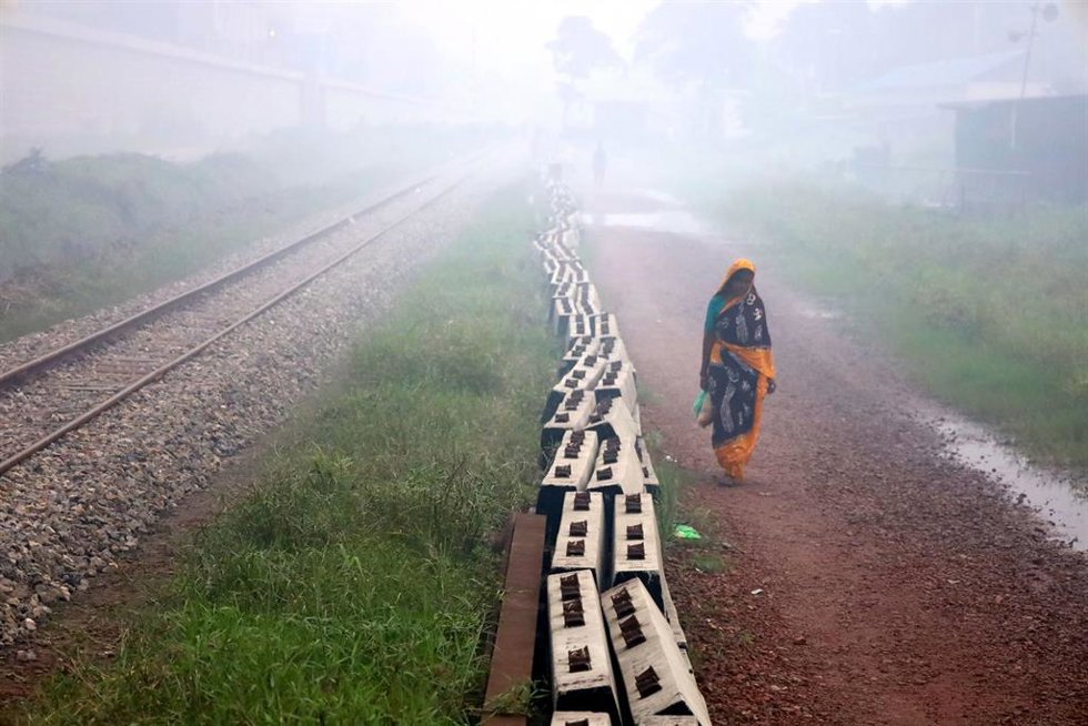 Archivo - 10 August 2023, Bangladesh, Dhaka: A woman walks on a road under heavy smog conditions. Photo: Syed Mahabubul Kader/ZUMA Press Wire/dpa