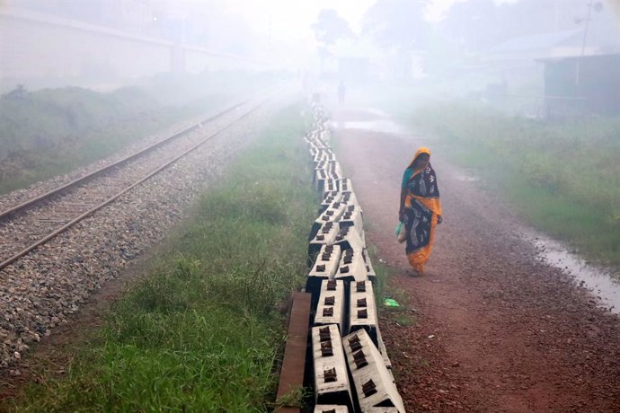 Archivo - Arquivo - 10 de agosto de 2023, Bangladesh, Daca: Uma mulher caminha por uma rua em meio a uma forte neblina. Foto: Syed Mahabubul Kader/ZUMA Press Wire/dpa