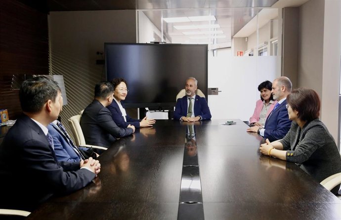 El consejero de Universidades, Sergio Silva, recibe al rector de UNEATLÁNTICO y la delegación china de la Universidad de Shandong, en la Consejería.