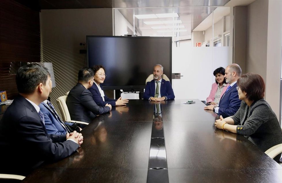 El consejero de Universidades, Sergio Silva, recibe al rector de UNEATLÁNTICO y la delegación china de la Universidad de Shandong, en la Consejería.