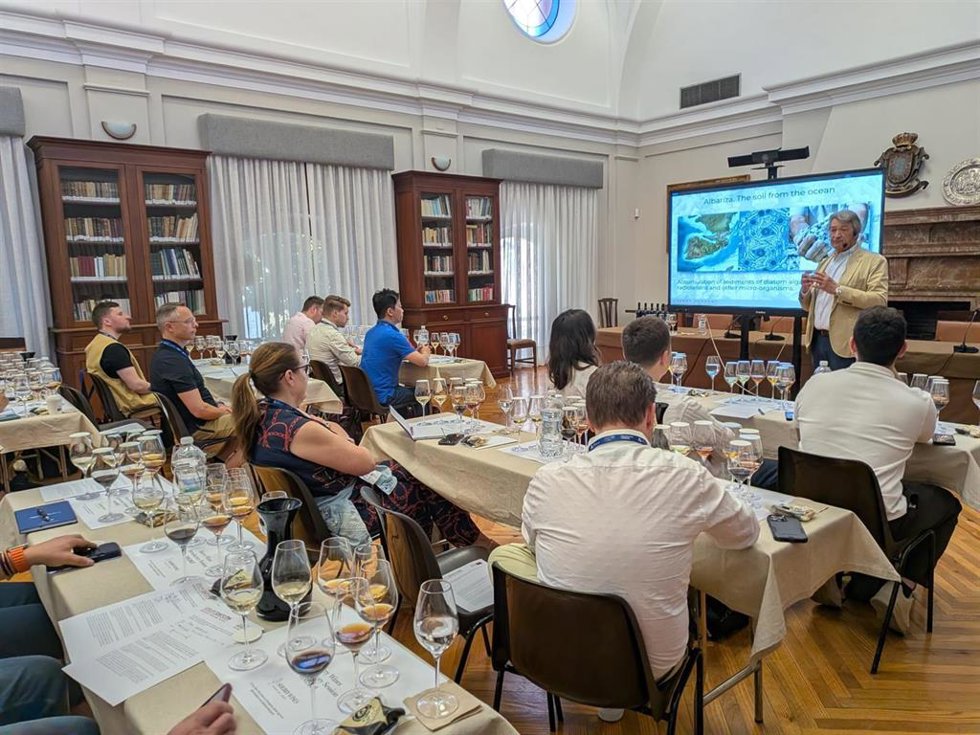 Masterclass sobre los vinos del Marco de Jerez impartido por César Saldaña, presidente del Consejo Regulador, en el marco de Vinoble 2026