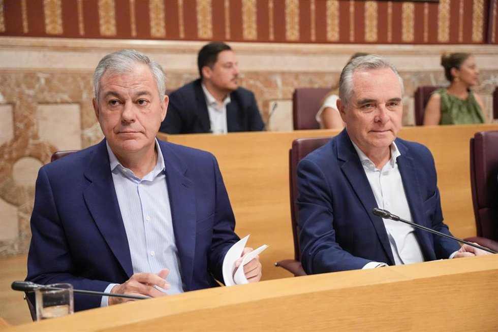 Archivo - El portavoz municipal de la confluencia Podemos-IU, Ismael Sánchez (d), durante su intervención en el Pleno extraordinario sobre el estado de la ciudad. A 21 de julio de 2025, en Sevilla (Andalucía, España). 
