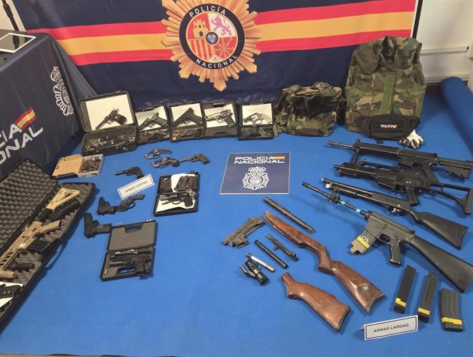 Armas intervenidas tras una operación policial con 14 detenidos tras caer un grupo criminal dedicado a la transformación y venta de armas