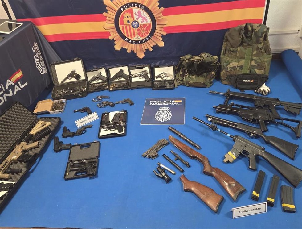 Armas intervenidas tras una operación policial con 14 detenidos tras caer un grupo criminal dedicado a la transformación y venta de armas