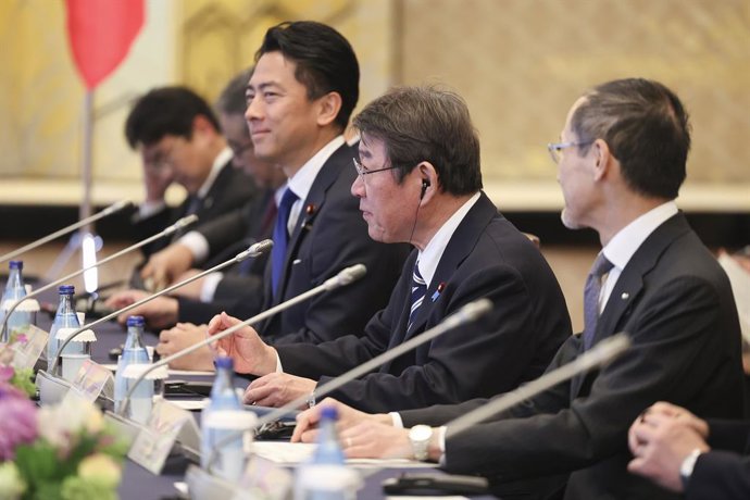 Archivo - Arquivo - 1º de abril de 2026, Tóquio, Japão: (C) Motegi Toshimitsu, Ministro das Relações Exteriores do Japão, ao lado de Koizumi Shinjiro, Ministro da Defesa do Japão (E), discursa durante uma reunião com Jean-Noël Barrot, Ministro da Europa e
