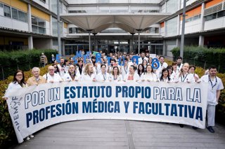 Archivo - Médicos portan pancarta con lema 'Por un estatuto propio para la profesión médica y facultativa' durante una concentración, frente al Hospital Universitario Infanta Leonor, a 18 de marzo de 2026, en Madrid (España). La concentración se enmarca e