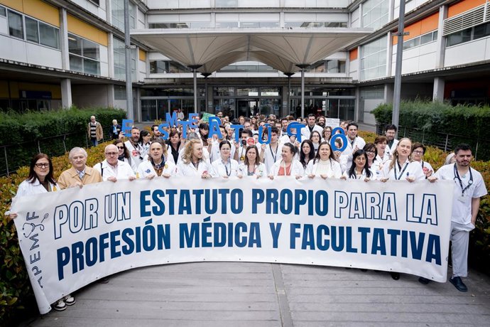 Archivo - Arquivo - Médicos exibem faixa com o slogan “Por um estatuto próprio para a profissão médica e clínica” durante uma manifestação em frente ao Hospital Universitário Infanta Leonor, em 18 de março de 2026, em Madri (Espanha). A manifestação faz p