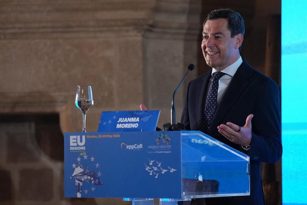 El presidente en funciones de la Junta de Andalucía y copresidente del Comité Europeo de las Regiones (CdR), Juanma Moreno, este viernes en Rodas (Grecia)