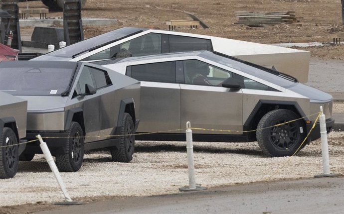 Archivo - New Tesla Cybertrucks are parked outside the massive Tesla factory in southeast Austin.