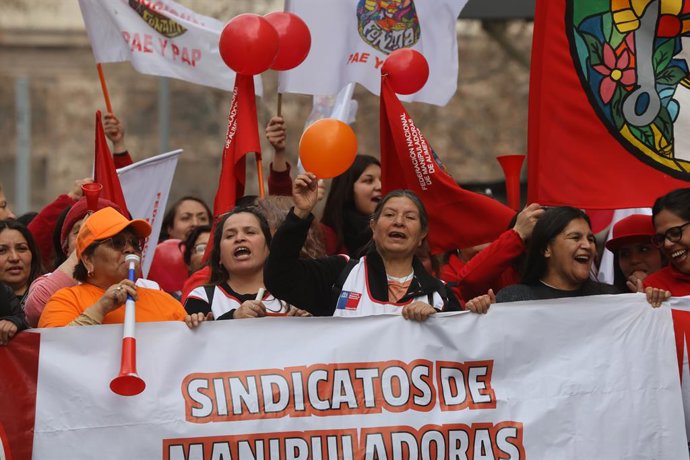 Santiago, 12 de agosto 2025. Manipuladoras realizan marcha por la Alameda durante el Paro nacional convocado para este martes. Jonnathan Oyarzun/Aton Chile