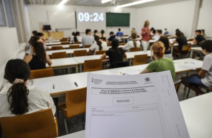 Archivo - Imagen de archivo de un examen de la Prueba de Acceso a la Universidad (PAU) en la Comunitat Valenciana