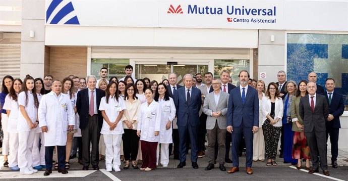 Foto de familia durante la inauguración