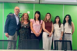 Francisco J. Fernández, director general del COFM; Isabel Rosa, directora de Formación y RRII del COFM; Maria Cevey, Regional Market Access Manager & Public Affairs; Pilar Jimeno, directora de Inspección y Ordenación Sanitaria de la Consejería de Sanidad;