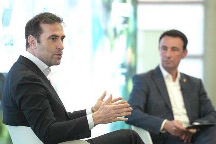 El vicepresidente primero y ministro de Economía, Comercio y Empresa, Carlos Cuerpo, y el vicelehendakari, Mikel Torres.