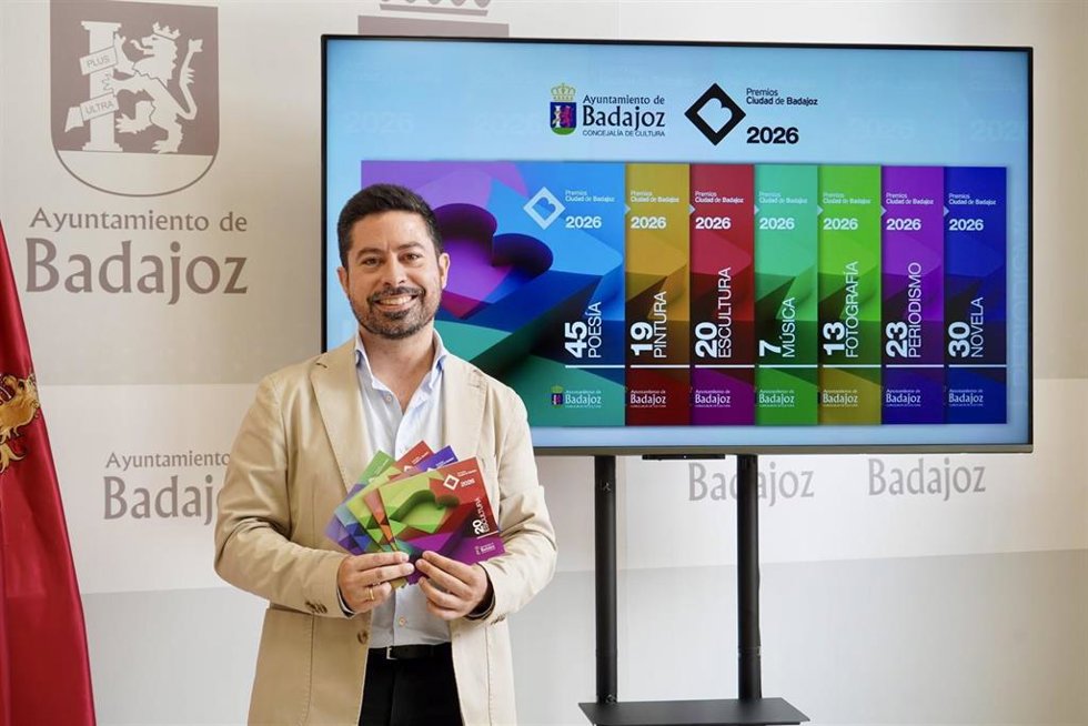 El concejal delegado de Cultura, José Antonio Casablanca, presenta los Premios Ciudad de Badajoz 2026