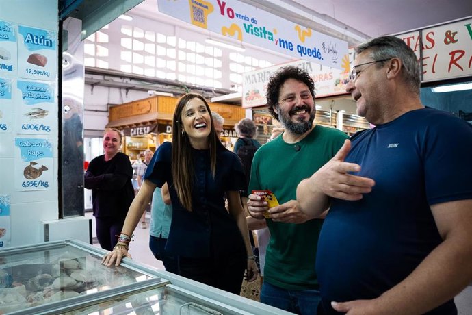 La Concejala Delegada De Comercio, Vía Pública Y Fomento De La Actividad Empresarial, Elisa Pérez De Siles, Y El Cantautor El Kanka En El Mercado Municipal De Huelin.
