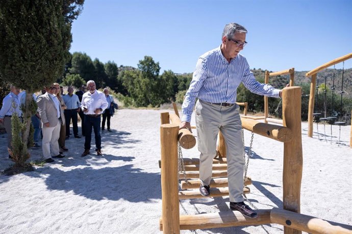 El presidente de la Diputación, Francisco Salado, en el área recreativa de La Viñuela, que estrena nuevo mobiliario y equipamiento y más zonas verdes